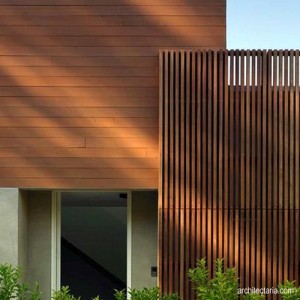 Rumah artistik dengan pagar kayu