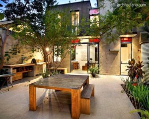 patio yang dilengkapi furniture outdoor