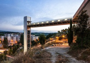 A-steel-clad-outdoor-elevator-by-AH-Asociados (13)