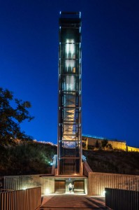 A-steel-clad-outdoor-elevator-by-AH-Asociados (17)