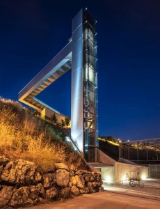 A-steel-clad-outdoor-elevator-by-AH-Asociados (18)