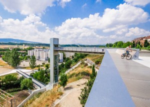 A-steel-clad-outdoor-elevator-by-AH-Asociados (2)