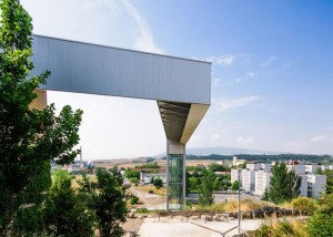 A-steel-clad-outdoor-elevator-by-AH-Asociados (20)