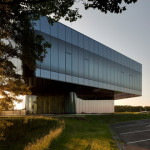 Fasad dengan Kaca Melingkar untuk Memaksimalkan Pengawasan Distribusi Air di Kantor Pusat Kota Maasbracht