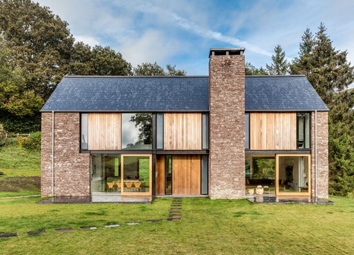 Desain Rumah Pedesaan dengan Cladding Batu Pasir di Wales