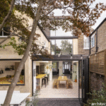 London House Extension Dengan Skylight Dan Jendela Besar