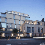 Blok Apartemen Kontemporer Di London Dengan Jendela Busur dan Fasad Bata