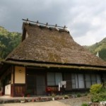 Atap dari Jerami: Metode untuk Memanfaatkan Material Tradisional