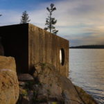 Desain Eksterior Sauna oleh Partisans yang Dirancang Layaknya Gua Tepi Danau