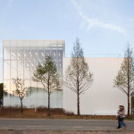 Desain Blok Galeri Putih dengan Fitur Fritted Glass Layaknya  Embun Pagi
