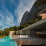Desain Rumah di Brasil Yang Menjulang Tinggi Untuk Menangkap Pemandangan Lautan